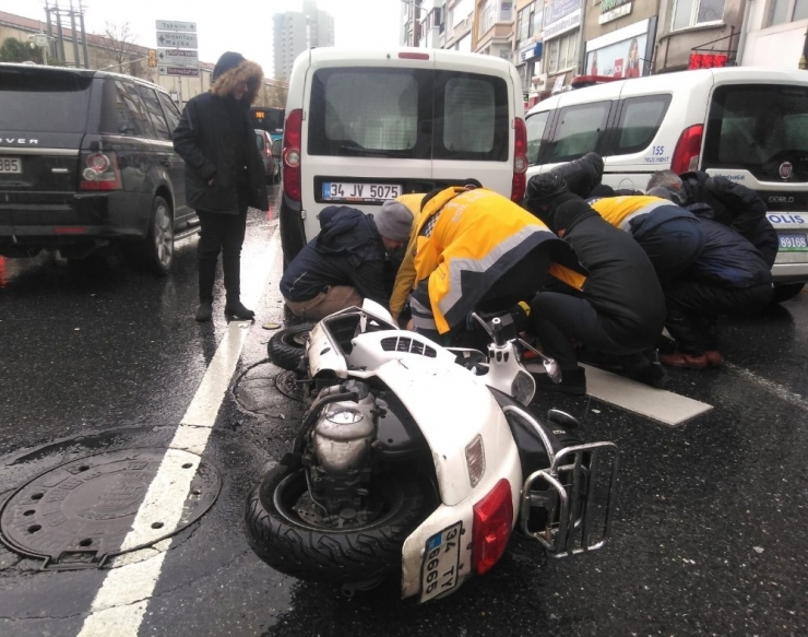 Harbiye’de Yoğun Yağışta Kayan Motosiklet Duran Araca Çarptı
