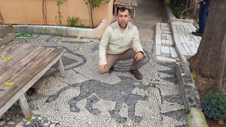 Resim Öğretmeni, 5 Bin Yıllık Mozaik Sanatını Günümüzde Yaşatıyor