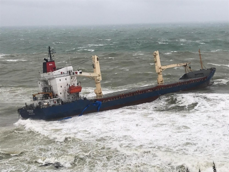Şile’de Kargo Gemisi, Şiddetli Fırtına Nedeniyle Karaya Oturdu.