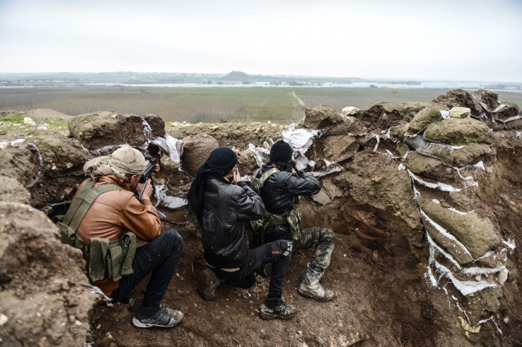 Sınırda Mevzilenen Öso Birlikleri Elleri Tetikte Operasyon Emrini Bekliyor
