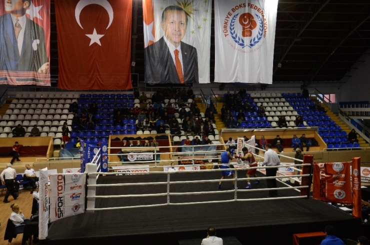 Türkiye Büyük Erkekler Ferdi Boks Şampiyonası Devam Ediyor