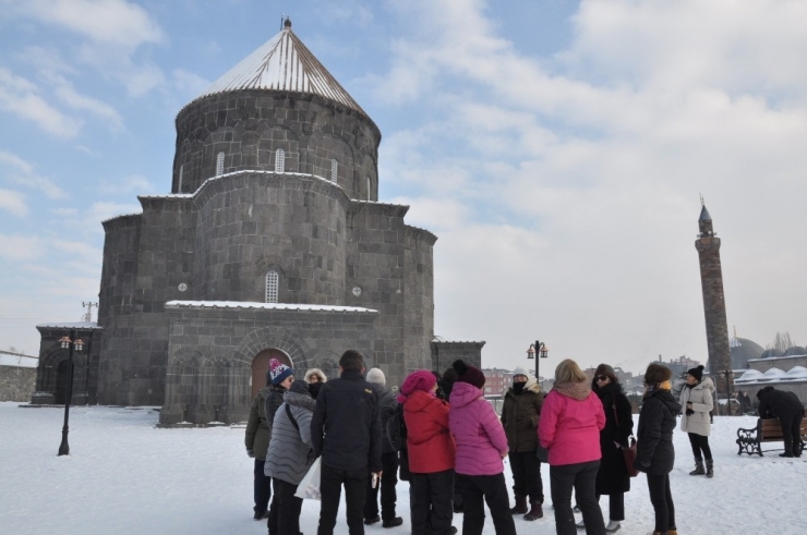 Kars Kümbet Cami Ziyaretçi Akınına Uğruyor