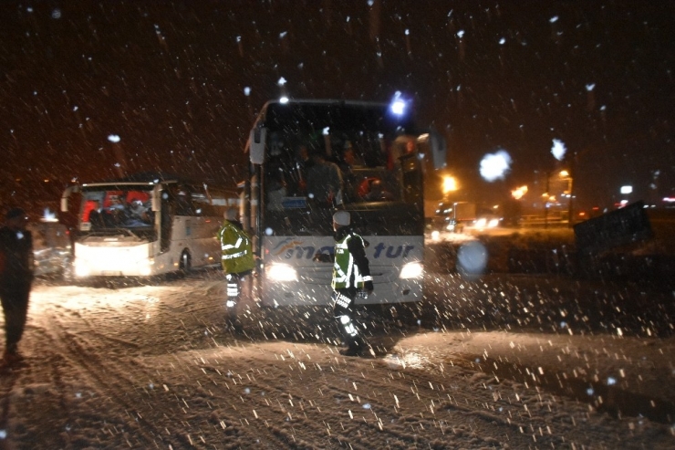 Tosya D-100 Karayolu Yoğun Kar Yağışı Nedeniyle Trafiğe Kapatıldı