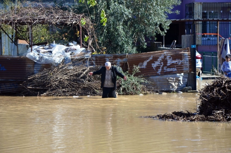 Sokaklarını Su Basan Vatandaşlar Evlerinde Mahsur Kaldı