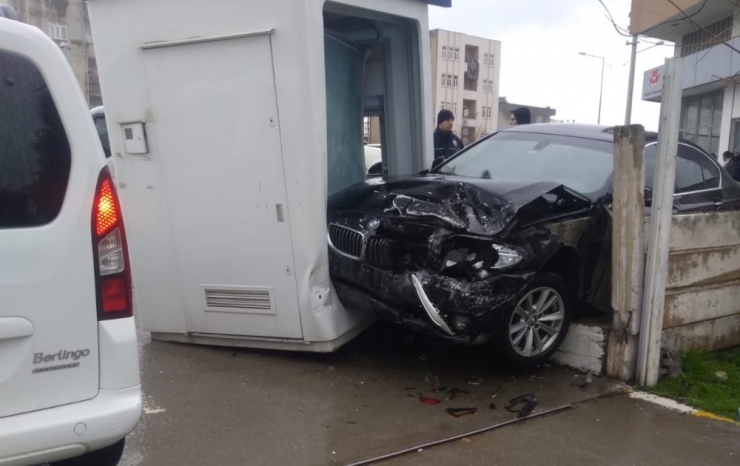 Dört Aracın Karıştığı Kazada 3 Kişi Yaralandı