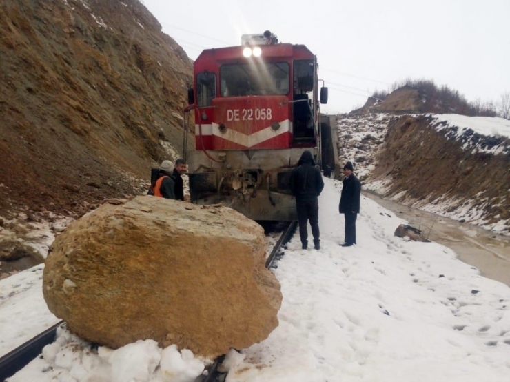 Kopan Kayaya Tren Çarptı, Facia Ucuz Atlatıldı