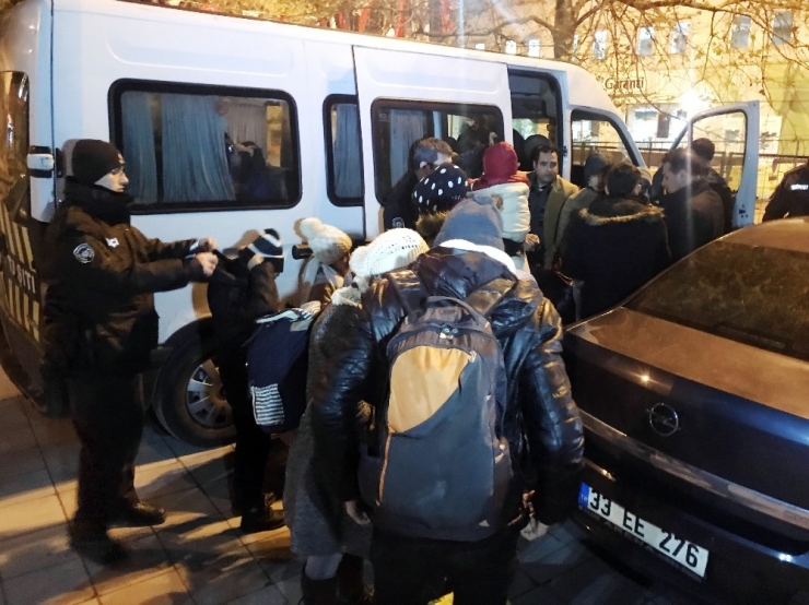 İstanbul’da Durdurulan Minibüste 24 Mülteci Yakalandı