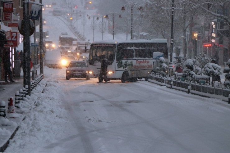 Nevşehir’de Yoğun Kar Yağışı Başladı