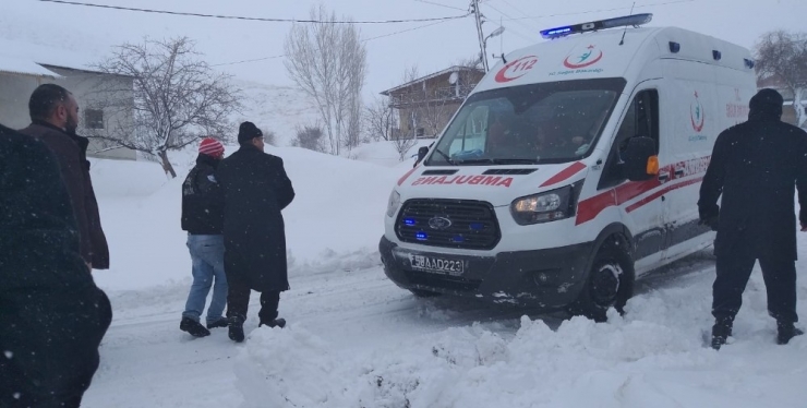 Karda Mahsur Kalan Hasta 6 Saatlik Çalışma Sonrası Kurtarıldı
