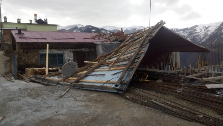 Trabzon’da Fırtına 200 Konut Ve 4 Kamu Binasına Zarar Verdi