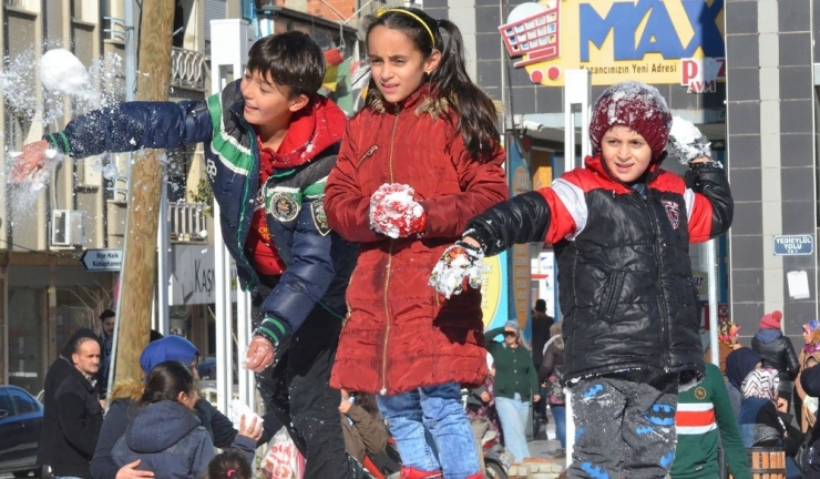 Turgutlu’da Kar Çocukların Ayağına Geldi