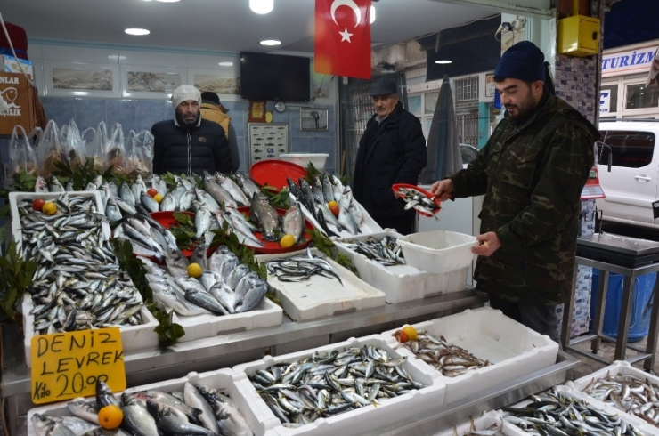 Karadeniz’deki Fırtına Balık Fiyatlarını İkiye Katladı