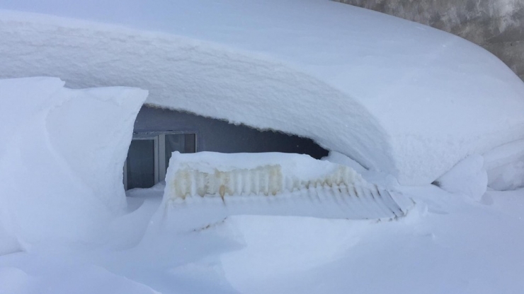 Kar Karlıova’da 2 Metreyi Aştı, Evlerin Penceresine Ulaştı