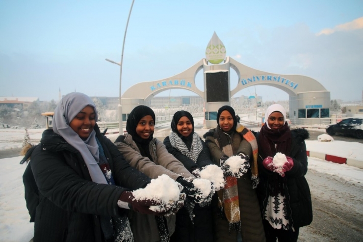 Afrikalı Öğrenciler İlk Kez Kar Görmenin Sevincini Yaşadı