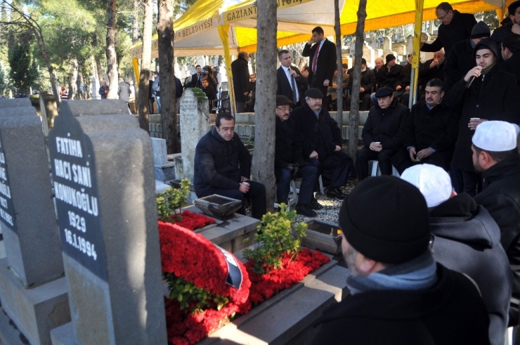 Sanko Holding Ve Gso’nun Kurucusu Sani Konukoğlu, Mezarı Başında Anıldı