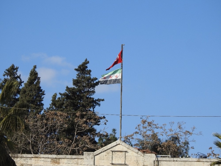 Afrin’de Bir Yıl Önce Asılan Türk Bayrağı Dalgalanmaya Devam Ediyor