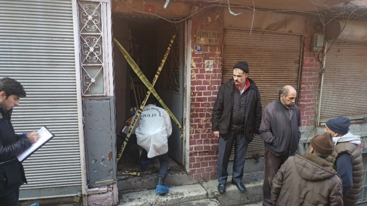 Fatih’te Çıkan Yangında Yaşamını Yitiren Yaşlı Adamın Cenazesi Adli Tıp Kurumuna Kaldırıldı