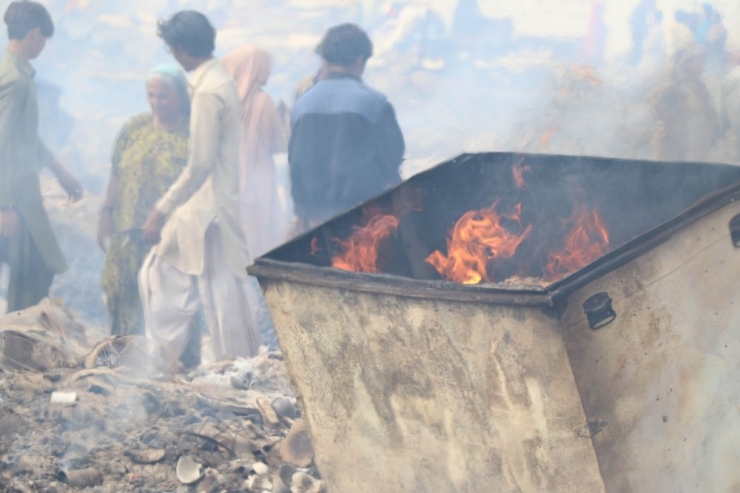 Pakistan’daki Yangında 100 Ev Enkaza Döndü