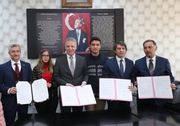 Vali Gül Ve Tahmazoğlu, 60 Okul İçin Z-kütüphane Protokolü İmzaladı