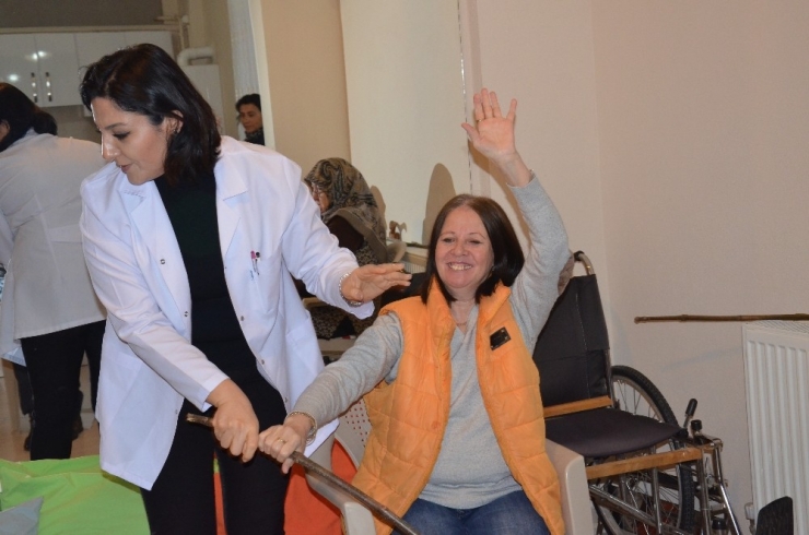 Gönüllü Fizyoterapist Hastalara Sağlık Aşılıyor