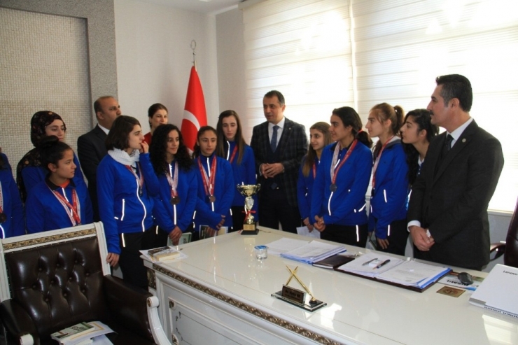 Bismil Fatih Anadolu Lisesi Kız Futbol Takımı Şampiyon Oldu