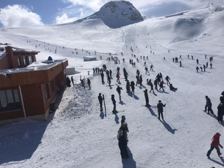 Hakkari’deki Kayak Merkezi Hafta İçi De Hizmet Vermeye Başladı