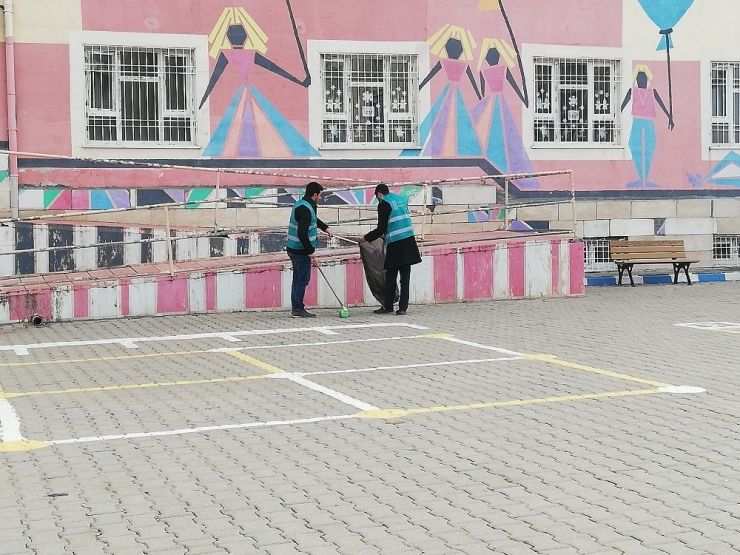Mardin’de Okullardaki Tadilat Ve Boya İşlerini Yükümlüler Yapıyor