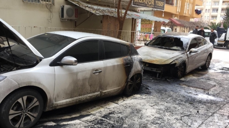 Park Halindeki Otomobiller Ateşe Verildi