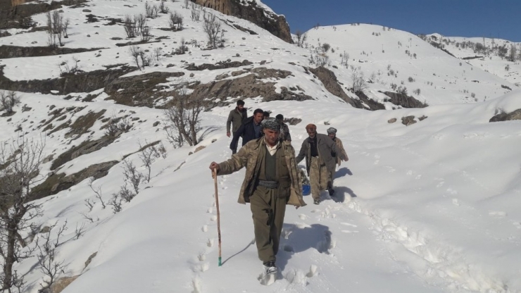 Köy Yolu Kardan Kapalı Olunca Hasta Plastik Bidon Ve Sedye İle Ambulansa Taşındı