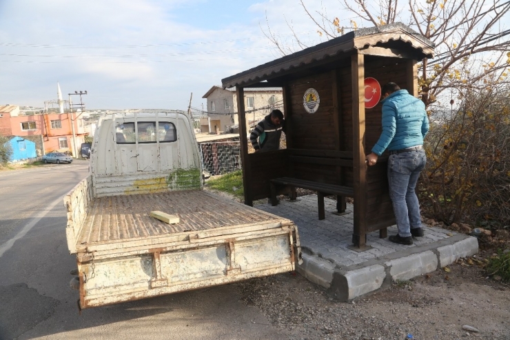 Erdemli Belediyesi, Durakları Kendi Atölyesinde Üretiyor