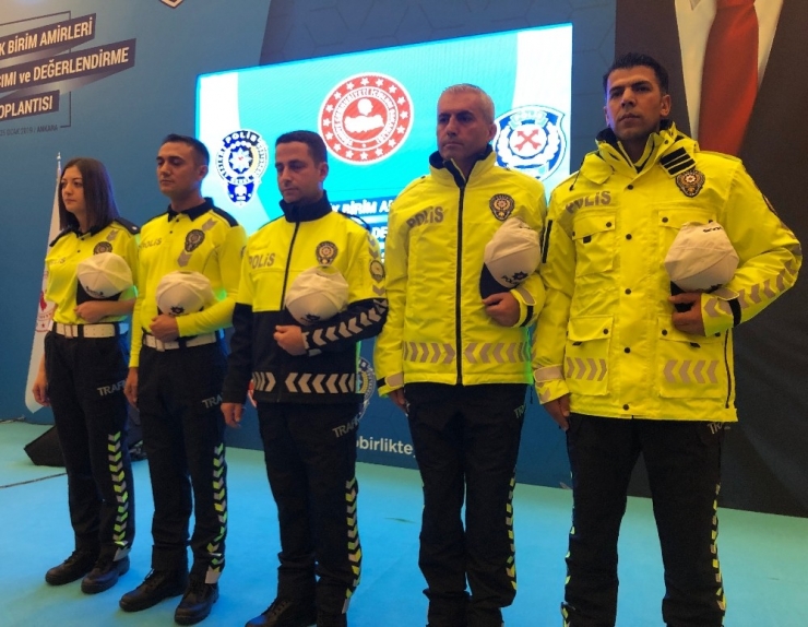 İçişleri Bakanı Soylu Trafik Polislerinin Yeni Kıyafetlerini Tanıttı