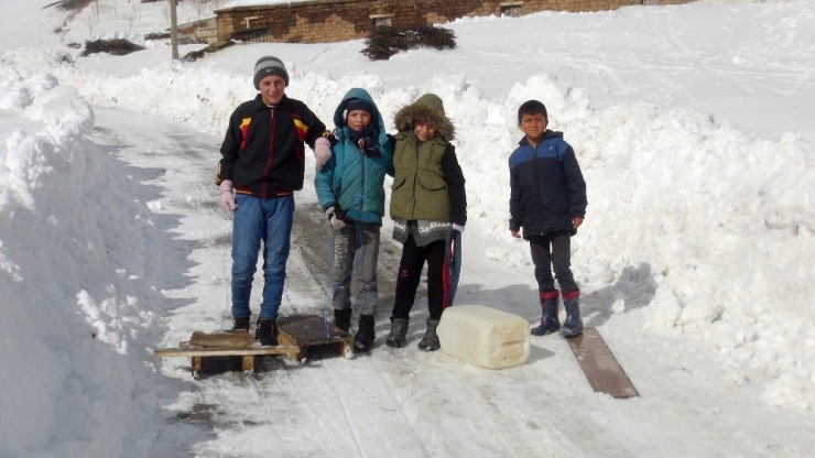 Kar Yağışı En Çok Çocukları Sevindiriyor