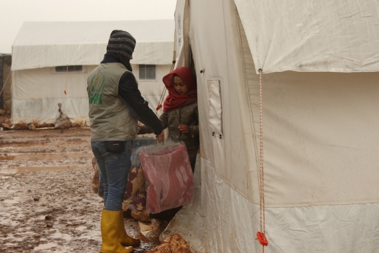 Yağmurdan Zarar Gören Kamplara Battaniye Yardımı