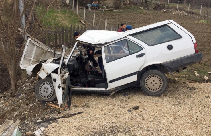 Yoldan Çıkan Otomobil Şarampole Devrildi: 4 Yaralı