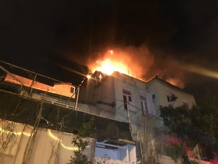 Fatih’te 3 Katlı Binanın Çatısı Alev Alev Yandı