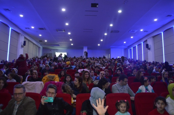 Kastamonu’da Çocuklar Aileleriyle Birlikte Tiyatronun Tadını Çıkarıyor