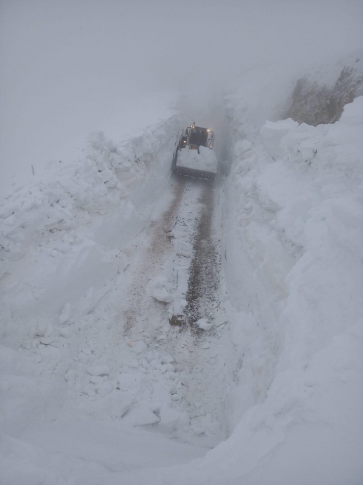 Yüksekova’da Kar Kalınlığı 6 Metreyi Geçti