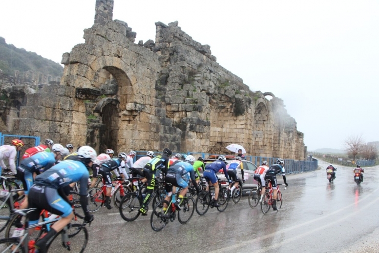 Tour Of Antalya’nın 3. Etabı Sağanak Yağmur Altında Başladı