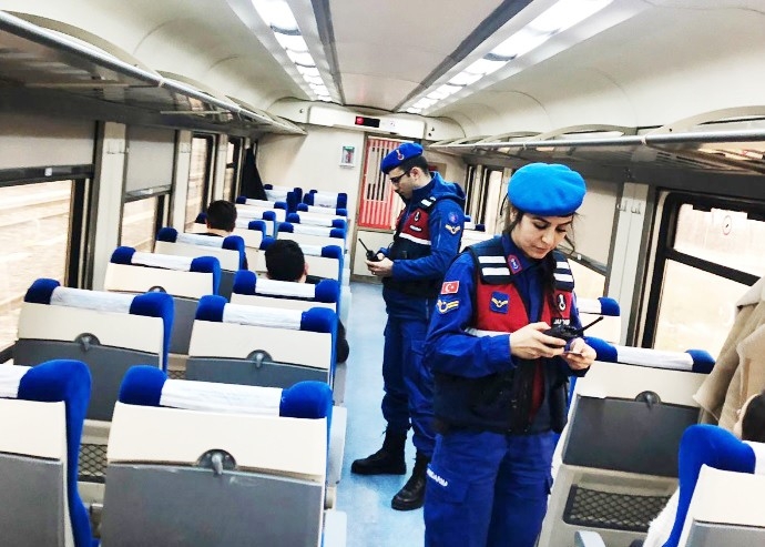Jandarma’dan Yolcu Trenlerinde Huzur Ve Güven Denetimini