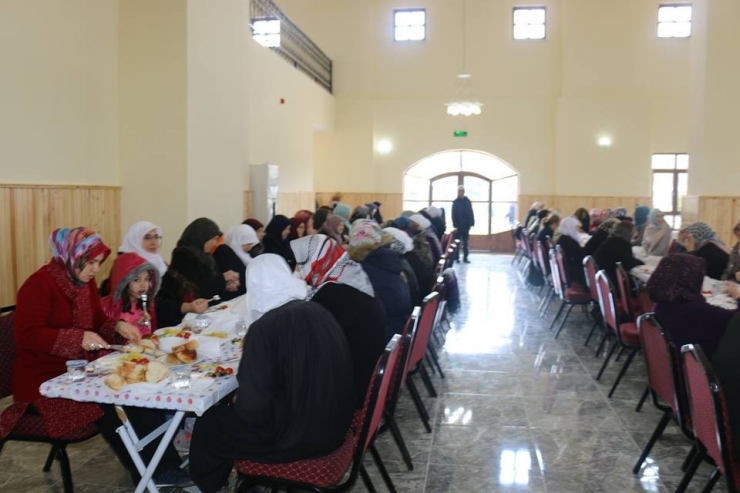 Ak Parti Kadın Kolları Kahvaltı Düzenledi