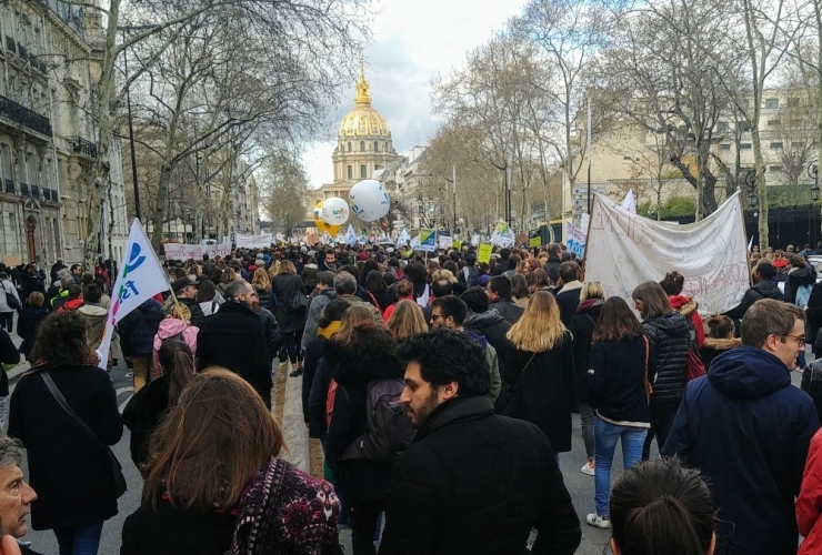 Fransa’da Öğretmenler Eğitim Yasa Tasarılarını Protesto Etti