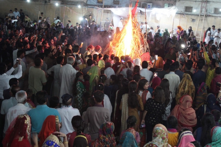 Hindular, Holi’yi Dans Edip Şarkı Söyleyerek Karşıladı
