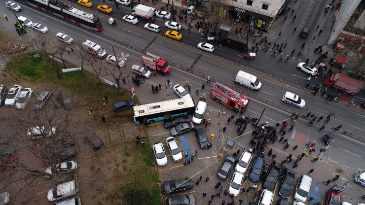 Beyazıt Meydanı’nda Halk Otobüsü Faciası: 4 Yaralı