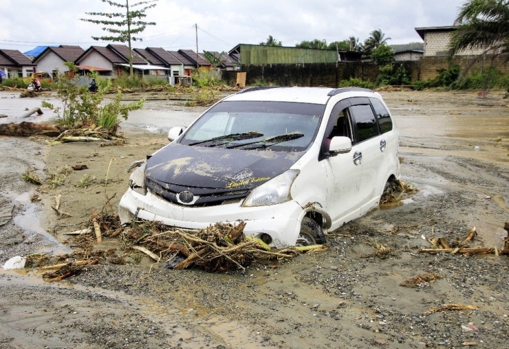 Endonezya’daki Sel Felaketinde Ölü Sayısı 112’ye Yükseldi