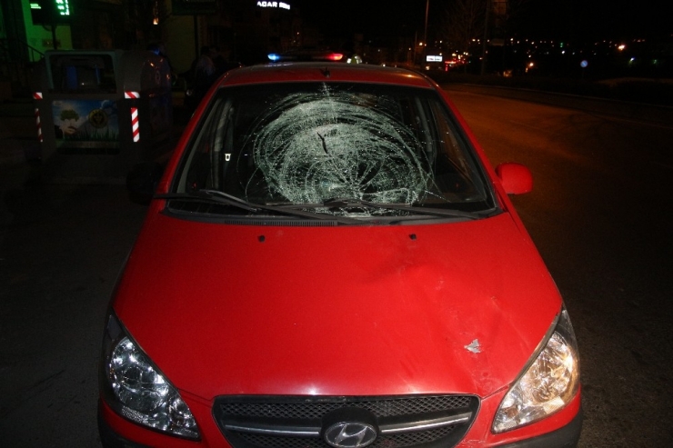 İzmir’de Otomobilin Yaya Çarptığı Anlar Kamerada