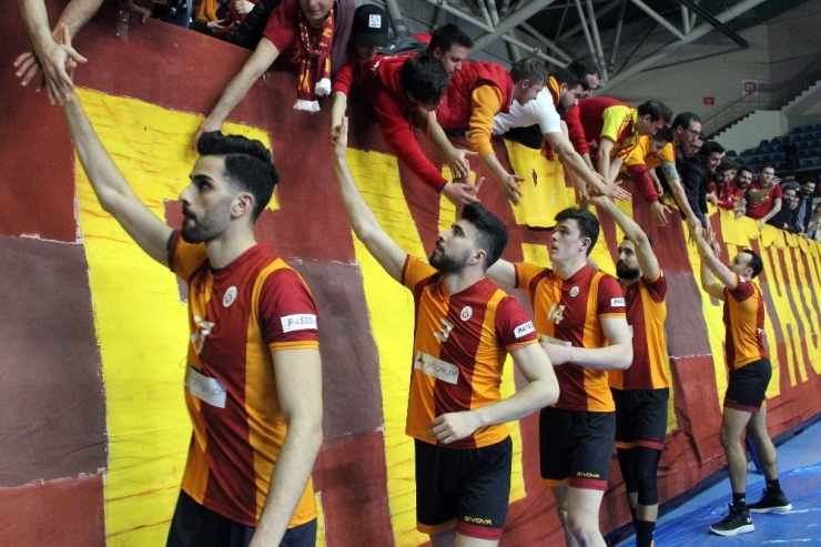Galatasaray Erkek Voleybol Takımı’na Madalyalarını Mustafa Cengiz Verdi