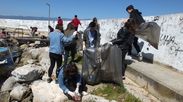 Balıkesir’de Liseli Gençler Sahilde Çöp Topladı