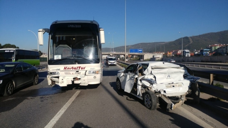 Otobüsün Çarptığı Otomobil Hurdaya Döndü: 2 Yaralı