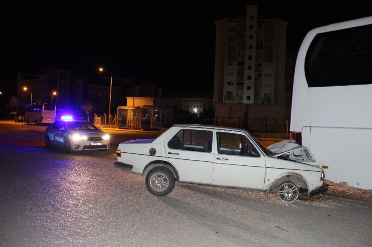 Karaman’da Otomobil Park Halindeki Otobüse Çarptı: 1’i Ağır 2 Yaralı