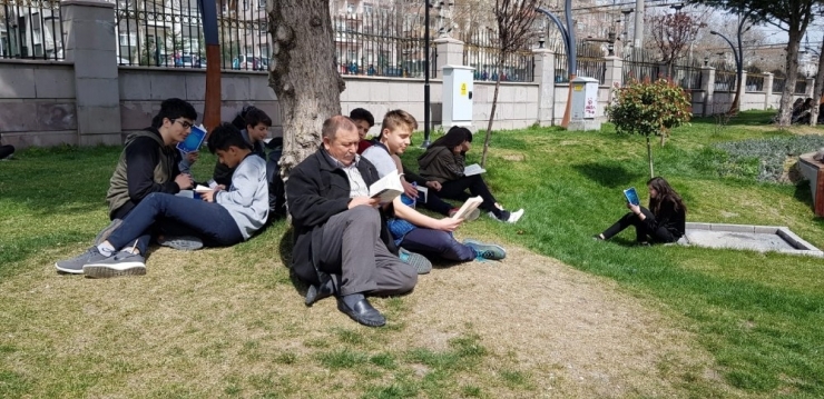 Polatlı’da Öğrencilerden Parkta Kitap Okuma Etkinliği